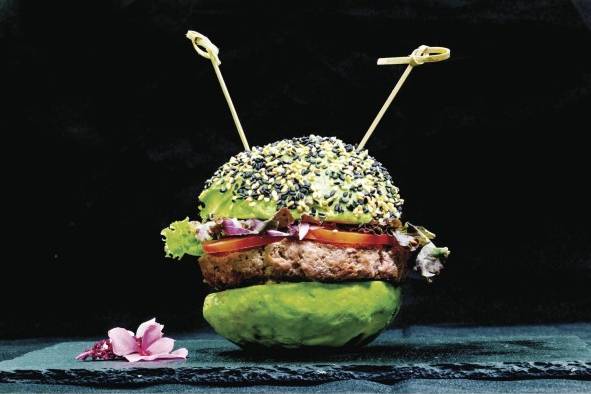 Avo burger, con todo sus aderezos Avo burger, con todo sus aderezos