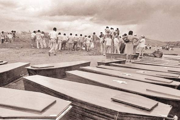 Año 1990. Exhumación de cadáveres de la invasión en el Jardín de Paz. Fotografía tomada con un lente gran angular prestado en el sitio por el colega Carlos Guardia (q.e.p.d). Apareció en primera plana a 5 columnas Año 1990. Exhumación de cadáveres de la invasión en el Jardín de Paz. Fotografía tomada con un lente gran angular prestado en el sitio por el colega Carlos Guardia (q.e.p.d). Apareció en primera plana a 5 columnas