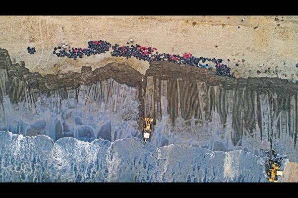 Fotografía aérea tomada desde un dron que muestra una vista general de las operaciones de limpieza de crudo. Fotografía aérea tomada desde un dron que muestra una vista general de las operaciones de limpieza de crudo.