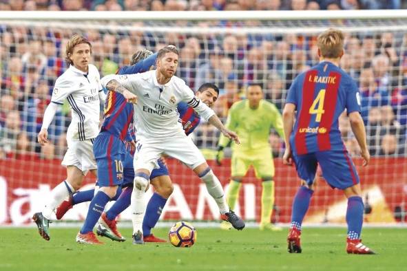 El defensa del Real Madrid Sergio Ramos (c) ante el delantero del FC Barcelona, el argentino Lionel Andrés Messi en el Camp Nou de Barcelona El defensa del Real Madrid Sergio Ramos (c) ante el delantero del FC Barcelona, el argentino Lionel Andrés Messi en el Camp Nou de Barcelona