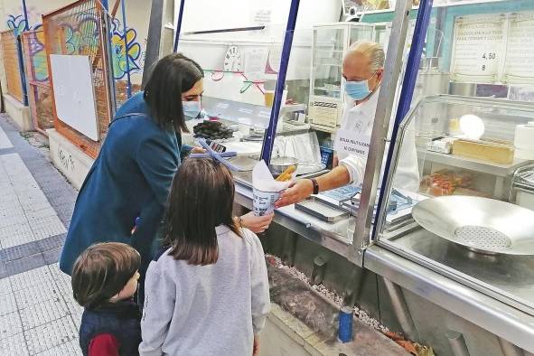 Mientras habla, una señora con su pequeña hija le solicita una porción y él toma una gran hoja encerada, prepara un cono y allí coloca los churros, según la cantidad que han pedido y los entrega. Mientras habla, una señora con su pequeña hija le solicita una porción y él toma una gran hoja encerada, prepara un cono y allí coloca los churros, según la cantidad que han pedido y los entrega.