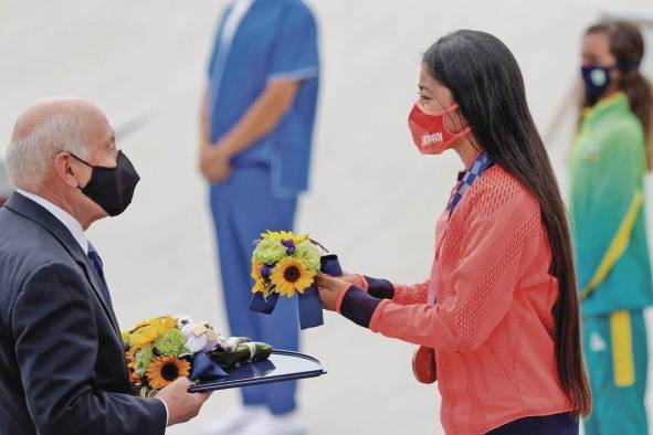 Nakayama Funa, de Japón, recibe medalla de bronce en el 'street' femenino de 'skateboarding' en los Juegos Olímpicos 2020. Nakayama Funa, de Japón, recibe medalla de bronce en el 'street' femenino de 'skateboarding' en los Juegos Olímpicos 2020.