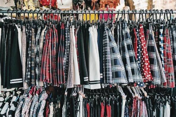 Las industrias creativas, incluyendo la moda, son cada vez más competitivas debido a su rápido crecimiento. Las industrias creativas, incluyendo la moda, son cada vez más competitivas debido a su rápido crecimiento.