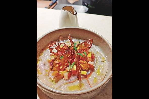 Tiradito de róbalo con ceviche de frutas Tiradito de róbalo con ceviche de frutas