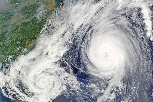Los daños causados por los huracanes se clasifican en cinco categorías, según la escala Saffir-Simpson, por la velocidad de sus vientos. Los daños causados por los huracanes se clasifican en cinco categorías, según la escala Saffir-Simpson, por la velocidad de sus vientos.