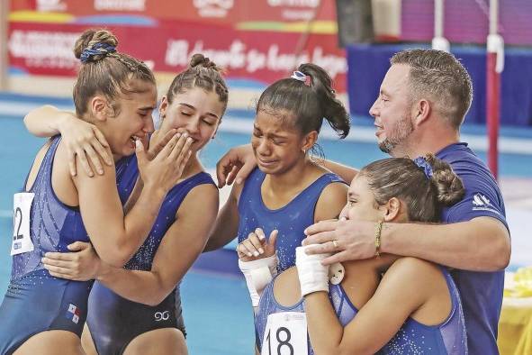 El equipo femenino panameño se abraza con su entrenador, tras obtener la medalla de bronce en la competencia general. El equipo femenino panameño se abraza con su entrenador, tras obtener la medalla de bronce en la competencia general.