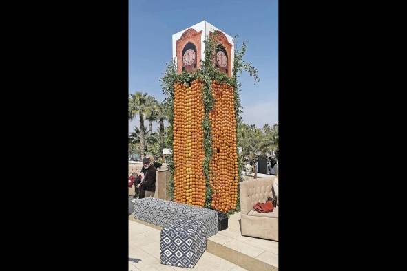 La torre “Buyuksaat”, replicada con naranjas. La torre “Buyuksaat”, replicada con naranjas.