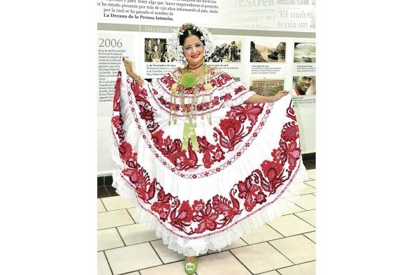 Este vestido típico comprende una fina camisa con encajes de preciosos diseños, unas enaguas y un elegante faldón elaborados. Este vestido típico comprende una fina camisa con encajes de preciosos diseños, unas enaguas y un elegante faldón elaborados.