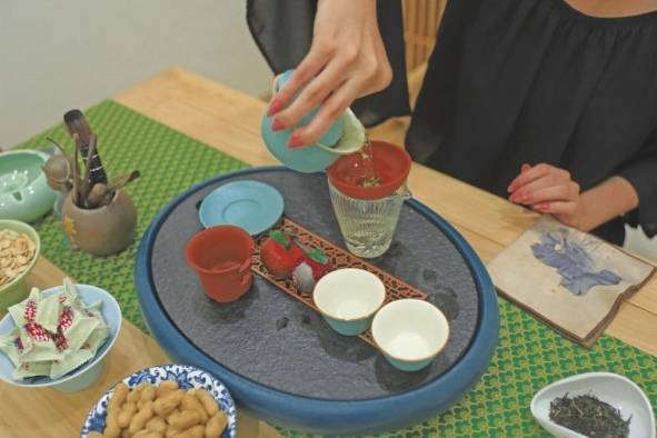 El gaiwan se toma con una sola mano para vertir el té. El gaiwan se toma con una sola mano para vertir el té.