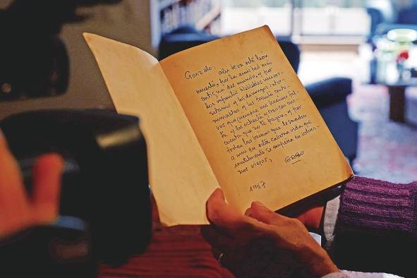 Gonzalo Mallarino Flórez muestra una dedicatoria de Gabriel García Márquez. Gonzalo Mallarino Flórez muestra una dedicatoria de Gabriel García Márquez.