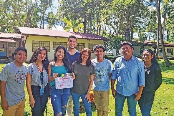 Parte del equipo Jóvenes Unidos por la Educación que trabajó en el desarrollo del audiolibro. Parte del equipo Jóvenes Unidos por la Educación que trabajó en el desarrollo del audiolibro.