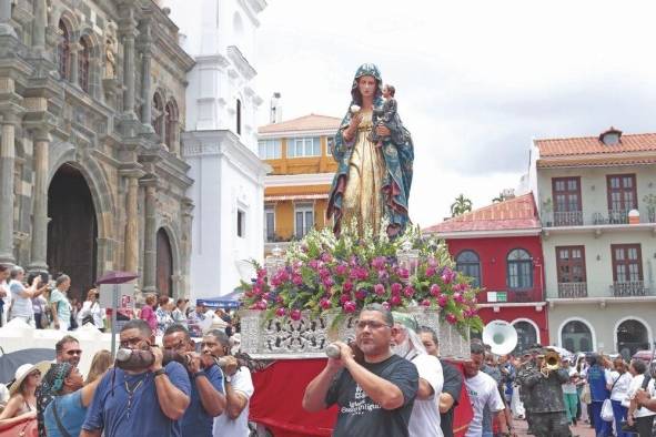 Feligreses participaron de la procesión por las calles del Casco Antiguo. Feligreses participaron de la procesión por las calles del Casco Antiguo.