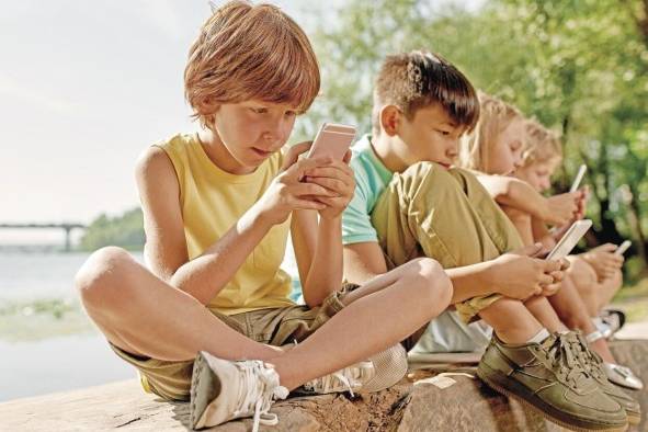 Se recomienda fortalecer el pensamiento crítico, el criterio y el discernimiento de los niños y los jóvenes para que al navegar en Internet aprendan a tomar decisiones correctas. Se recomienda fortalecer el pensamiento crítico, el criterio y el discernimiento de los niños y los jóvenes para que al navegar en Internet aprendan a tomar decisiones correctas.