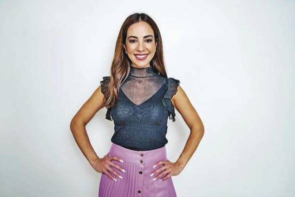 Mariana Atencio Su primer libro 'Perfectamente tú' trata sobre el poder de lo auténtico y hace un llamado a la acción para aumentar el potencial profesional y personal. “Lo más difícil son los estereotipos que enfrentamos las mujeres latinas en Estados Unidos, porque a mucha gente le cuesta pensar que si eres una dama latina inteligente, no puedes ser bonita, o que si eres una mujer latina vas a hablar necesariamente con un acento o de ciertos temas específicos o vestir de una manera determinada”. Mariana Atencio Su primer libro 'Perfectamente tú' trata sobre el poder de lo auténtico y hace un llamado a la acción para aumentar el potencial profesional y personal. “Lo más difícil son los estereotipos que enfrentamos las mujeres latinas en Estados Unidos, porque a mucha gente le cuesta pensar que si eres una dama latina inteligente, no puedes ser bonita, o que si eres una mujer latina vas a hablar necesariamente con un acento o de ciertos temas específicos o vestir de una manera determinada”.