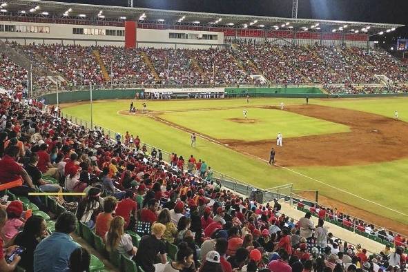La asistencia de los fanáticos a los parques de pelota es fundamental para el éxito de cualquier torneo. La asistencia de los fanáticos a los parques de pelota es fundamental para el éxito de cualquier torneo.