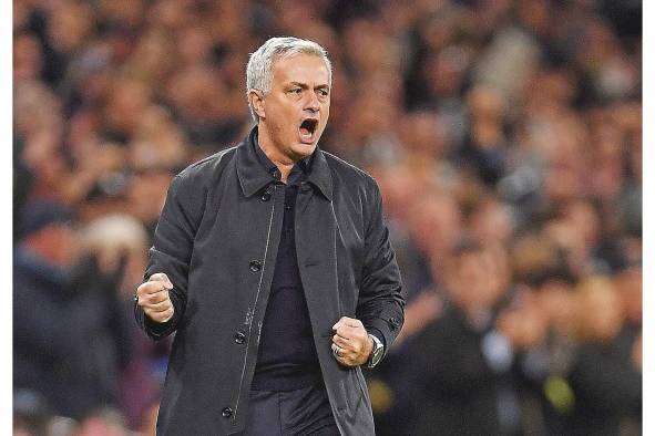 Jose Mourinho, mientras celebraba uno de los goles del Tottenham ante el Olympiacos. Jose Mourinho, mientras celebraba uno de los goles del Tottenham ante el Olympiacos.