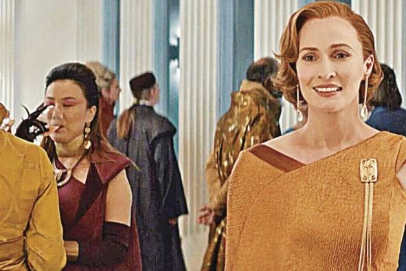 Genevieve O'Reilly encarna a Mon Mothma mientras hace frente a la ola mortífera del Imperio. Genevieve O'Reilly encarna a Mon Mothma mientras hace frente a la ola mortífera del Imperio.