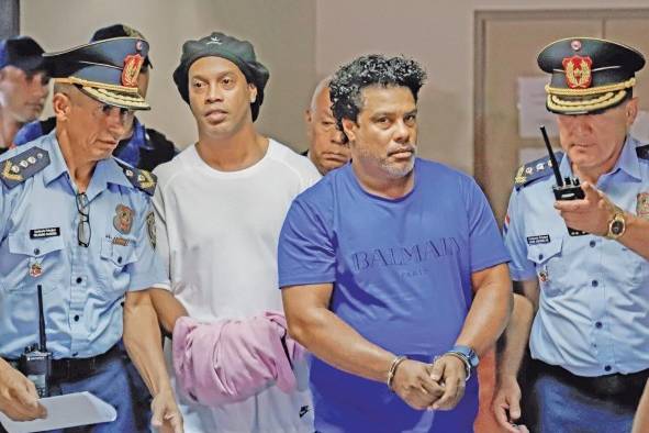 Ronaldinho y su hermano fueron detenidos recientemente en Paraguay, tras portar documentación falsa. Ronaldinho y su hermano fueron detenidos recientemente en Paraguay, tras portar documentación falsa.