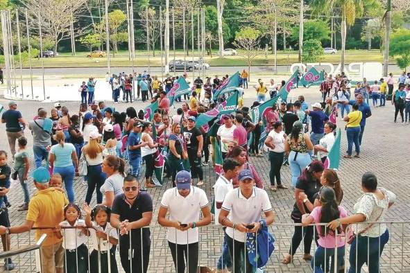 Miembros de CD protestaron frente a la sede del TE y pidieron que la Junta Nacional de Escrutinio del partido se declare en sesión permanente. Miembros de CD protestaron frente a la sede del TE y pidieron que la Junta Nacional de Escrutinio del partido se declare en sesión permanente.