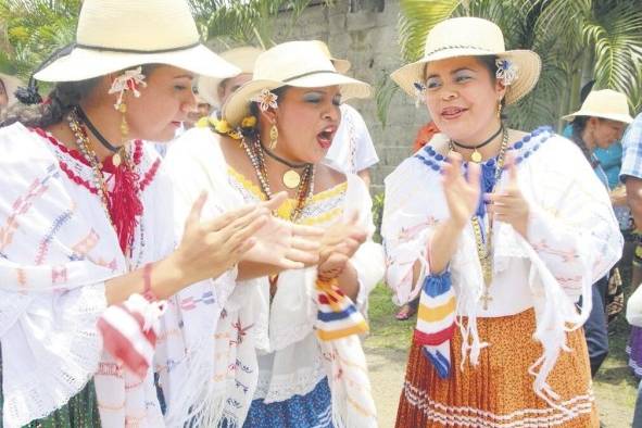 El tamborito es usualmente interpretado por una cantalante y un coro femenino. El tamborito es usualmente interpretado por una cantalante y un coro femenino.