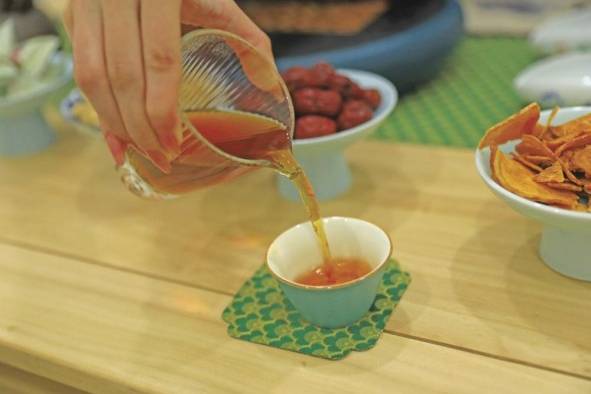 El té rojo es vertido en las tazas. El té rojo es vertido en las tazas.