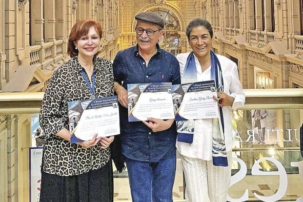 Los ganadores del taller Quimera: Gladys Sevillano (izq.), Armando Granja (cent.), y María Isabel Pino. Los ganadores del taller Quimera: Gladys Sevillano (izq.), Armando Granja (cent.), y María Isabel Pino.