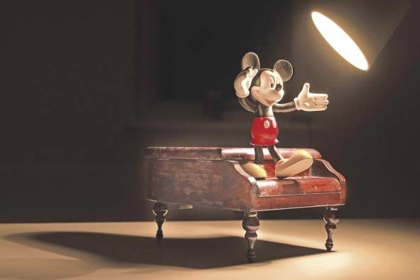 La fórmula elegida ahora por Disney es evitar que los menores de siete años puedan acceder a las cintas, ni siquiera advertidos, y sacan del catálogo las películas consideradas inapropiadas. La fórmula elegida ahora por Disney es evitar que los menores de siete años puedan acceder a las cintas, ni siquiera advertidos, y sacan del catálogo las películas consideradas inapropiadas.