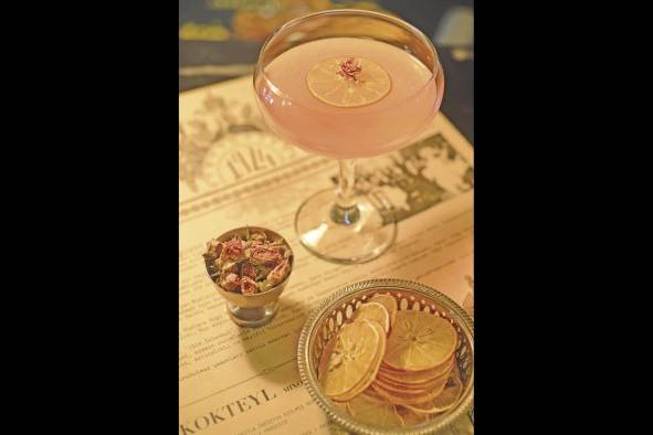 Coctel 1924, con vodka con infusión de pera, jugo cítrico, amargo de lavanda, sirope de rosa y prosecco Coctel 1924, con vodka con infusión de pera, jugo cítrico, amargo de lavanda, sirope de rosa y prosecco