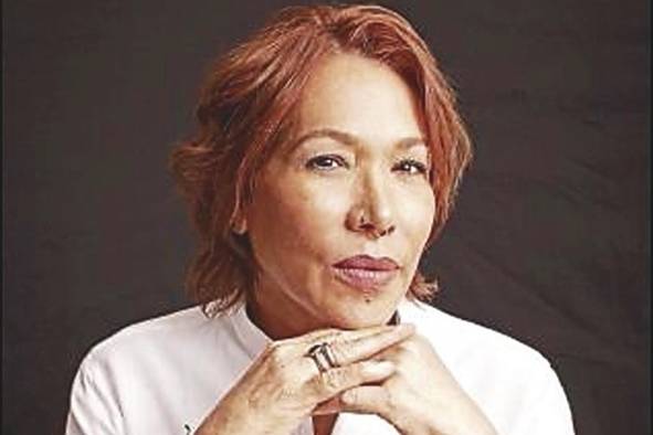 Leonor Espinosa Reconocida como la mejor cocinera del planeta en el listado de The World's 50 Best.. Es una creadora incesante con un compromiso social de fondo. Con una naturalidad apabullante desgrana su oficio y lo valiente que hay que ser para destacar en el camino. “Nos hace falta más compromiso del consumidor; al colombiano le duele un poco salir a comer comida colombiana y eso ha hecho que las propuestas se hayan detenido, son difíciles de sostener...”. Leonor Espinosa Reconocida como la mejor cocinera del planeta en el listado de The World's 50 Best.. Es una creadora incesante con un compromiso social de fondo. Con una naturalidad apabullante desgrana su oficio y lo valiente que hay que ser para destacar en el camino. “Nos hace falta más compromiso del consumidor; al colombiano le duele un poco salir a comer comida colombiana y eso ha hecho que las propuestas se hayan detenido, son difíciles de sostener...”.