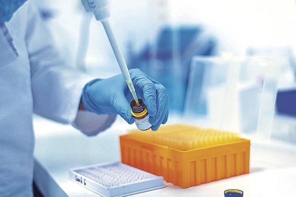 De acuerdo con expertos, la modificación que deben realizar los investigadores respecto a una vacuna contra ómicron es una tarea sencilla. De acuerdo con expertos, la modificación que deben realizar los investigadores respecto a una vacuna contra ómicron es una tarea sencilla.