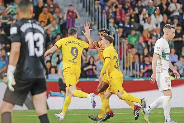 El equipo del Barcelona celebra uno de los goles anotados al Elche. El equipo del Barcelona celebra uno de los goles anotados al Elche.