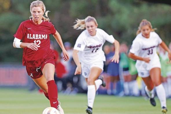 La futbolista de 23 años proviene de la Universidad de Alabama. La futbolista de 23 años proviene de la Universidad de Alabama.