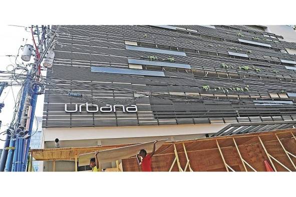 Al PH Urbana le fueron colocadas vallas protectoras, por los riesgos de escombros. Al PH Urbana le fueron colocadas vallas protectoras, por los riesgos de escombros.