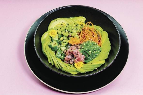 Poke con atún, edamame, pepinos, zanahorias y aguacate Poke con atún, edamame, pepinos, zanahorias y aguacate