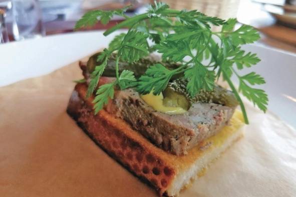 Terrina campesina con pan brié y pepinillos Terrina campesina con pan brié y pepinillos