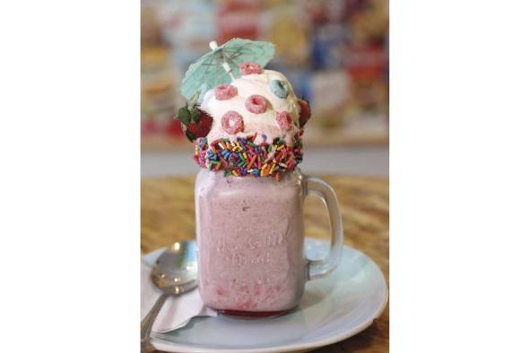 Batidos de Froot Loops con fresas y banana. Batidos de Froot Loops con fresas y banana.