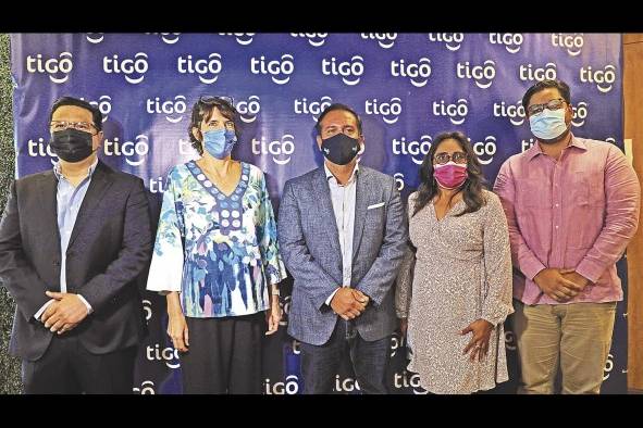 De izquierda a derecha: Manuel García, director ejecutivo de mercadeo, Tigo Panamá; Sandie Blanchet, representante de Unicef en Panamá; Marcelo Benítez, gerente general de Tigo Panamá; Anabella Yepes, directora nacional de Formación y Perfeccionamiento Profesional, Meduca, y Francisco Trejos, oficial de educación, Unicef. De izquierda a derecha: Manuel García, director ejecutivo de mercadeo, Tigo Panamá; Sandie Blanchet, representante de Unicef en Panamá; Marcelo Benítez, gerente general de Tigo Panamá; Anabella Yepes, directora nacional de Formación y Perfeccionamiento Profesional, Meduca, y Francisco Trejos, oficial de educación, Unicef.