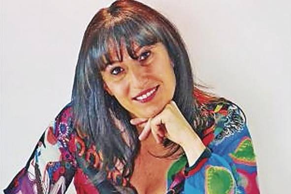Nathalie Marin Directora de orquesta francesa. De todos los momentos especiales de la vida, el que ella más disfruta es estar en un escenario dirigiendo a decenas de músicos en armonía, siendo uno con ellos, y uno con la música. “Mi mayor logro es poder hacer mi carrera, una carrera internacional, también poder conocer tantas culturas, lo que es muy enriquecedor, y poder dirigir orquestas a largo plazo”. Nathalie Marin Directora de orquesta francesa. De todos los momentos especiales de la vida, el que ella más disfruta es estar en un escenario dirigiendo a decenas de músicos en armonía, siendo uno con ellos, y uno con la música. “Mi mayor logro es poder hacer mi carrera, una carrera internacional, también poder conocer tantas culturas, lo que es muy enriquecedor, y poder dirigir orquestas a largo plazo”.