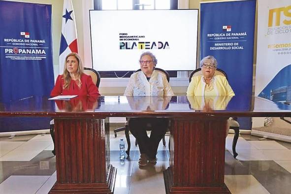 Carmen Gisel Vergara, administradora de ProPanamá; Arletty Pinel, organizadora del foro; Iraseman Rosas, coordinadora de programa adulto mayor en el Mides Carmen Gisel Vergara, administradora de ProPanamá; Arletty Pinel, organizadora del foro; Iraseman Rosas, coordinadora de programa adulto mayor en el Mides