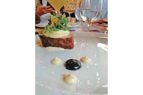 Filete con puré cremoso y mayo trufas Filete con puré cremoso y mayo trufas
