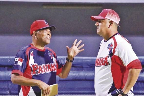 Luis Ortiz, mánager panameño, esboza con su coach de lanzadores, Julio Rangel (Der.), la estrategia para encarar el torneo. Luis Ortiz, mánager panameño, esboza con su coach de lanzadores, Julio Rangel (Der.), la estrategia para encarar el torneo.