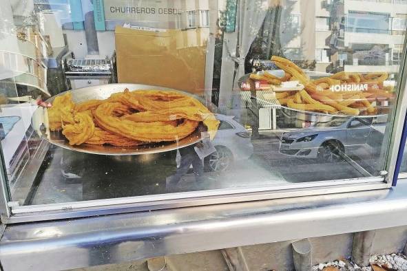 Al freír dicha masa en forma alargada, algunos vieron que se asemejaba a la cornamenta de una oveja churra y por eso surgió la denominación de churro, que se popularizó durante el siglo XIX en diversas comunidades españolas. Al freír dicha masa en forma alargada, algunos vieron que se asemejaba a la cornamenta de una oveja churra y por eso surgió la denominación de churro, que se popularizó durante el siglo XIX en diversas comunidades españolas.