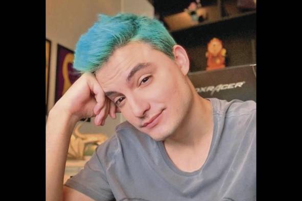 <strong>Felipe Neto</strong> Felipe Neto Rodrigues Vieira (Río de Janeiro, 21 de enero de 1988) es bloguero, actor, comediante y escritor. Hoy acumula 39 millones de suscriptores en su canal de YouTube y 12 millones de seguidores en Twitter. Neto, de 32 años, es uno de los influencers digitales más importantes en Brasil. Su éxito inicial se dio mostrando, en los videos, su opinión sobre celebridades, actividades cotidianas y películas. El actor incrementó su popularidad en 2018 con la elección del presidente de derecha Jair Bolsonaro. El youtuber catalogado el antagonista de Jair, utilizó sus redes sociales para convertirse en uno de los oponentes más contundentes del mandatario, según publica Time<strong>s</strong> que ha nominado a ambos este año en la lista de las 100 personas más influyentes, siendo los únicos dos brasileños en el ranking. Durante una entrevista con el diario<strong> El País</strong>, Neto manifestó: “Creo que cualquier comunicador que calla sobre lo que estamos viviendo es cómplice. Con todas las noticias de corrupción que implican a esta familia (los Bolsonaro), sobre los incendios en la Amazonia y el Pantanal, toda la mala gestión de la pandemia de la covid-19, simplemente no se puede decir 'no lo sigo, no sé qué está pasando, así que prefiero quedarme callado”. <strong>Felipe Neto</strong> Felipe Neto Rodrigues Vieira (Río de Janeiro, 21 de enero de 1988) es bloguero, actor, comediante y escritor. Hoy acumula 39 millones de suscriptores en su canal de YouTube y 12 millones de seguidores en Twitter. Neto, de 32 años, es uno de los influencers digitales más importantes en Brasil. Su éxito inicial se dio mostrando, en los videos, su opinión sobre celebridades, actividades cotidianas y películas. El actor incrementó su popularidad en 2018 con la elección del presidente de derecha Jair Bolsonaro. El youtuber catalogado el antagonista de Jair, utilizó sus redes sociales para convertirse en uno de los oponentes más contundentes del mandatario, según publica Time<strong>s</strong> que ha nominado a ambos este año en la lista de las 100 personas más influyentes, siendo los únicos dos brasileños en el ranking. Durante una entrevista con el diario<strong> El País</strong>, Neto manifestó: “Creo que cualquier comunicador que calla sobre lo que estamos viviendo es cómplice. Con todas las noticias de corrupción que implican a esta familia (los Bolsonaro), sobre los incendios en la Amazonia y el Pantanal, toda la mala gestión de la pandemia de la covid-19, simplemente no se puede decir 'no lo sigo, no sé qué está pasando, así que prefiero quedarme callado”.