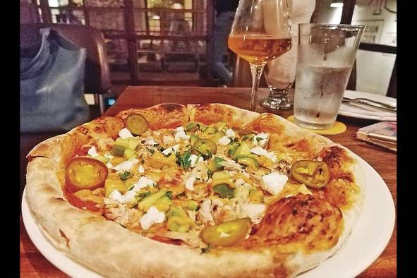 Pizza chicken taco, acompañada de una Pils. Pizza chicken taco, acompañada de una Pils.