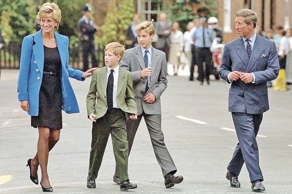 La cinta se centra en la búsqueda de identidad de Diana, lejos de la realeza inglesa. La cinta se centra en la búsqueda de identidad de Diana, lejos de la realeza inglesa.