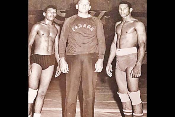 Wanelge Castillo (Izq.) junto a Aaron Cohen y Segundo Olmedo (Der.), cuando los tres enaltecían a la lucha como atletas y dirigentes. Wanelge Castillo (Izq.) junto a Aaron Cohen y Segundo Olmedo (Der.), cuando los tres enaltecían a la lucha como atletas y dirigentes.