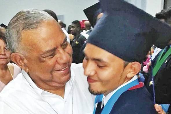 El padre Javier junto a un exmiembro de la fundación, José Luis Hernández. El padre Javier junto a un exmiembro de la fundación, José Luis Hernández.