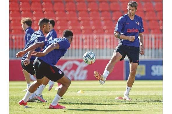 Álvaro Morata, delantero del Atlético de Madrid, asiste al entrenamiento del equipo celebrado en la ciudad deportiva Wanda, en Majadahonda. Álvaro Morata, delantero del Atlético de Madrid, asiste al entrenamiento del equipo celebrado en la ciudad deportiva Wanda, en Majadahonda.