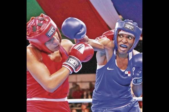 La boxeadora Atheyna Bylon durante su combate por la medalla de oro. La boxeadora Atheyna Bylon durante su combate por la medalla de oro.