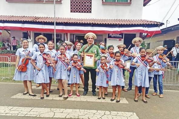 José Augusto Broce junto a los niños de 'Herencia Campesina'. José Augusto Broce junto a los niños de 'Herencia Campesina'.